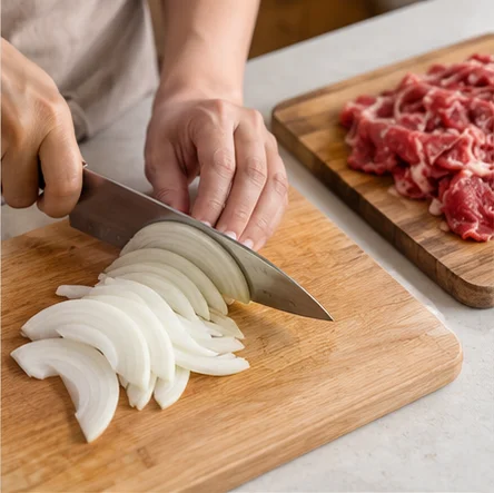 Étape 1: Épluchez et émincez l’oignon. Séparez les fines tranches de bœuf. Gardez viande crue et ustensiles associés loin des aliments prêts à manger.