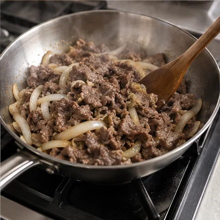 Étape 5: Cuisez par petites quantités environ 5–7 minutes, en séparant et remuant les tranches jusqu’à cuisson complète. Ne surchargez pas la poêle. Si la sauce brûle, baissez le feu et ajoutez un peu d’eau.