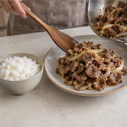 Étape 6: Servez aussitôt dans l’assiette propre, avec du riz ou de la laitue lavée si vous le souhaitez. Lavez planche, ustensiles et mains ayant touché la viande crue.