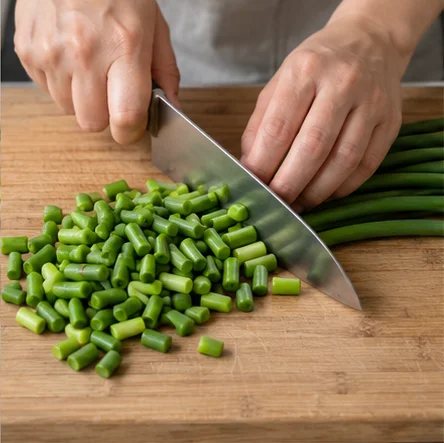 Étape 1: Lavez les tiges d’ail, retirez les bouts durs et coupez en morceaux de 1 cm. Préparez 400 g de riz fraîchement cuit ou bien réfrigéré.