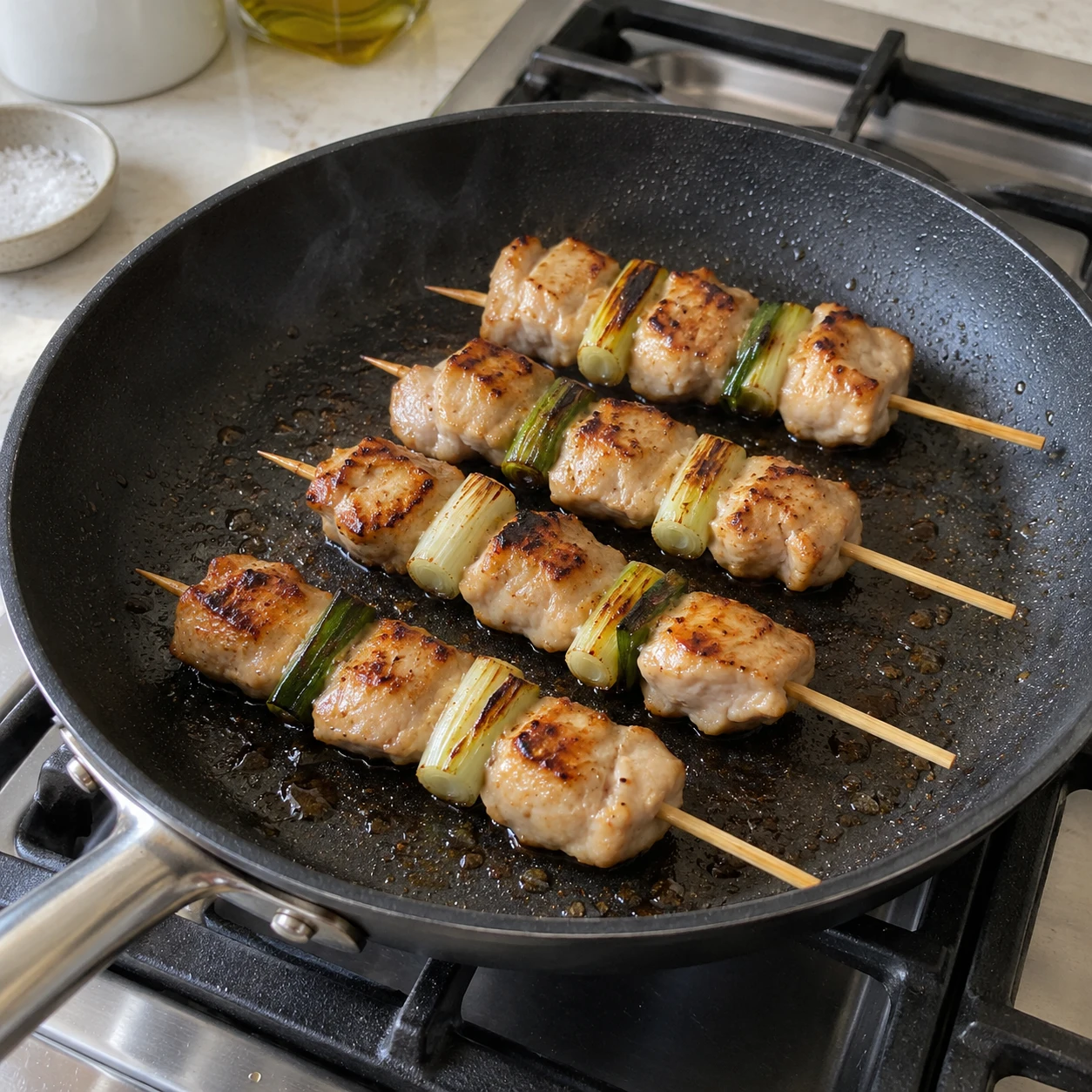 ขั้นตอน 4: ปรุงไก่ก่อนเคลือบ ตั้งกระทะ nonstick กว้างๆ บนไฟร้อนปานกลางด้วยน้ำมันช้อนชาขนาดเล็ก 1 เพิ่มไม้เสียบไม้ในชั้นเดียว ปรุงนาน 10–14 นาที โดยเปลี่ยนทุกๆ นาทีของ 2–3 เพื่อให้ทุกด้านสุกเท่ากัน ลดความร้อนลงหากด้านนอกเป็นสีน้ำตาลเร็วเกินไป ตรวจสอบชิ้นไก่ที่หนาที่สุด เทอร์โมมิเตอร์ควรอ่านค่า 74°C และตรงกลางควรทึบแสงและไม่มีเนื้อที่ดูดิบๆ