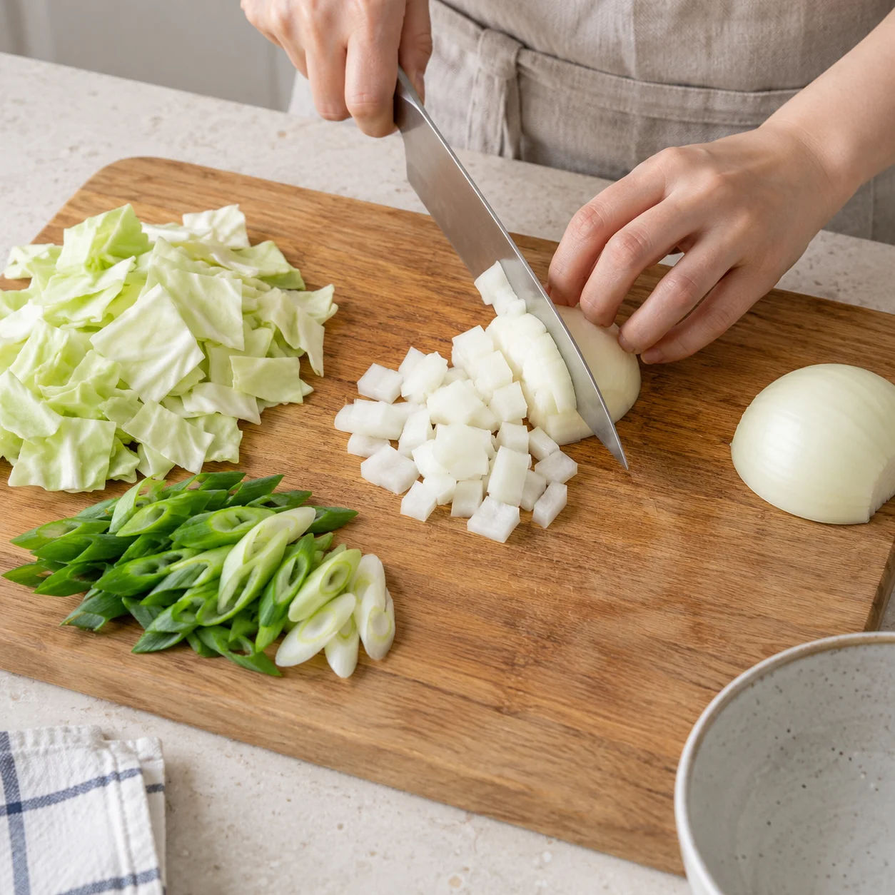 Langkah 2: Potong bawang bombai dan kol 1 cm, iris daun bawang dan sisihkan. Ukur pasta, gula dan 350 ml air sebelum memasak.