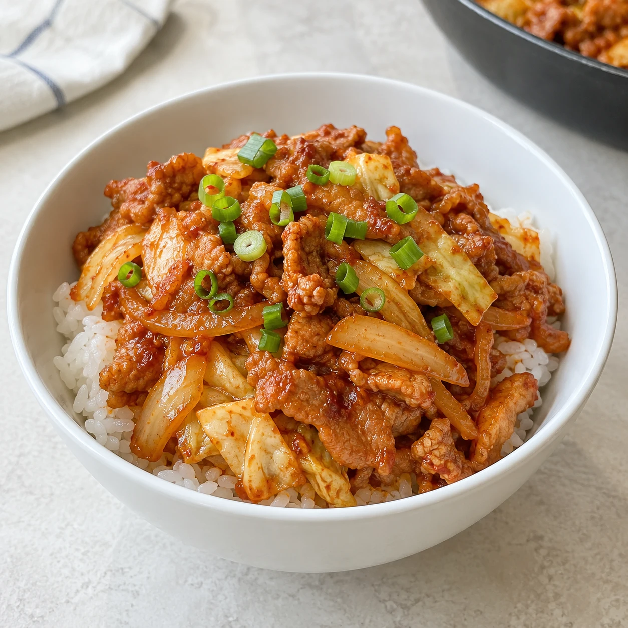 Mangkuk nasi babi pedas (jeyuk-deopbap)
