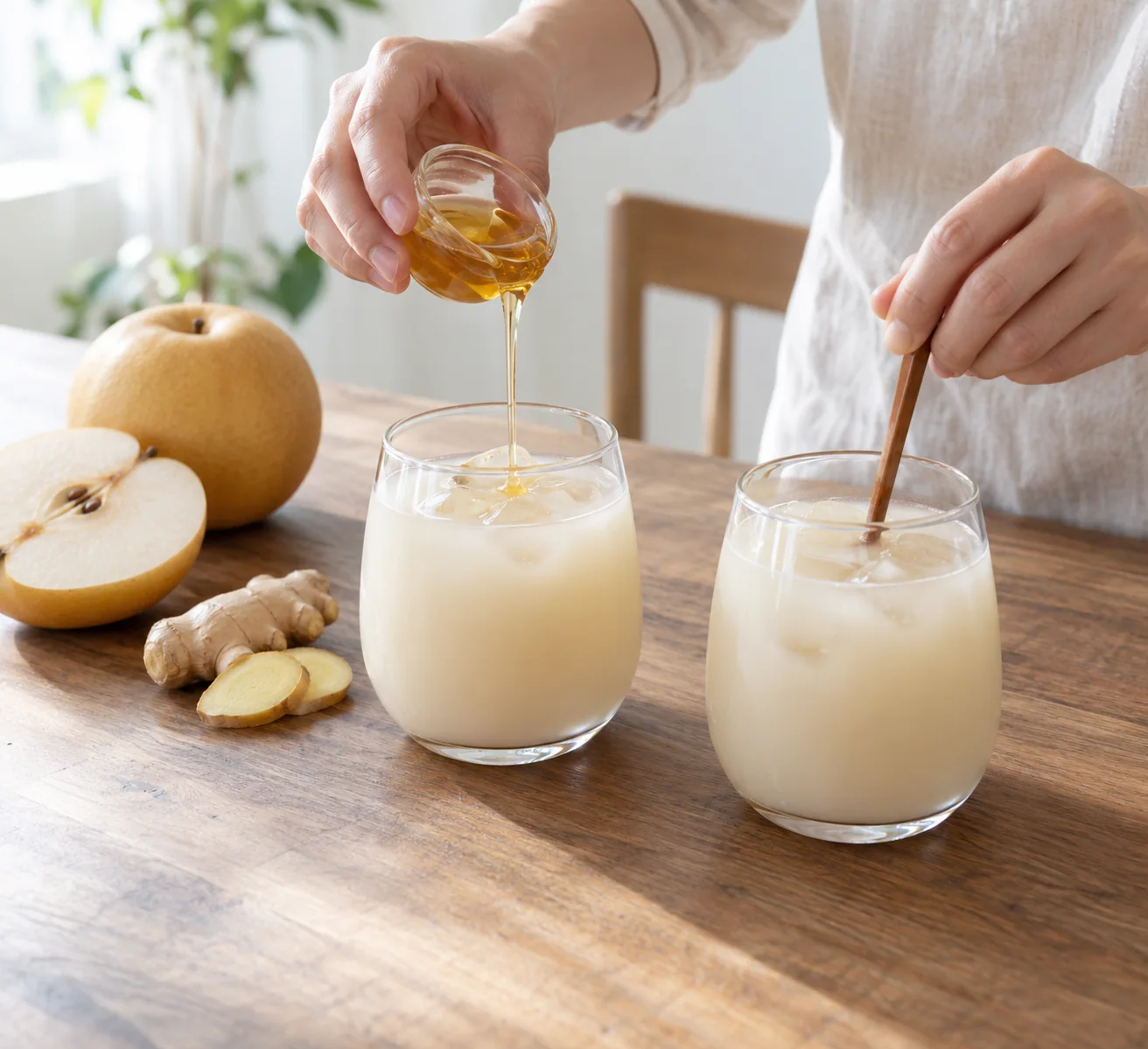 Langkah 3: Mencicipi. Tambahkan sedikit madu jika diperlukan saja, lalu tambahkan es batu jika menggunakan. Sajikan segera dan dinginkan sisa makgeolli sesuai labelnya.