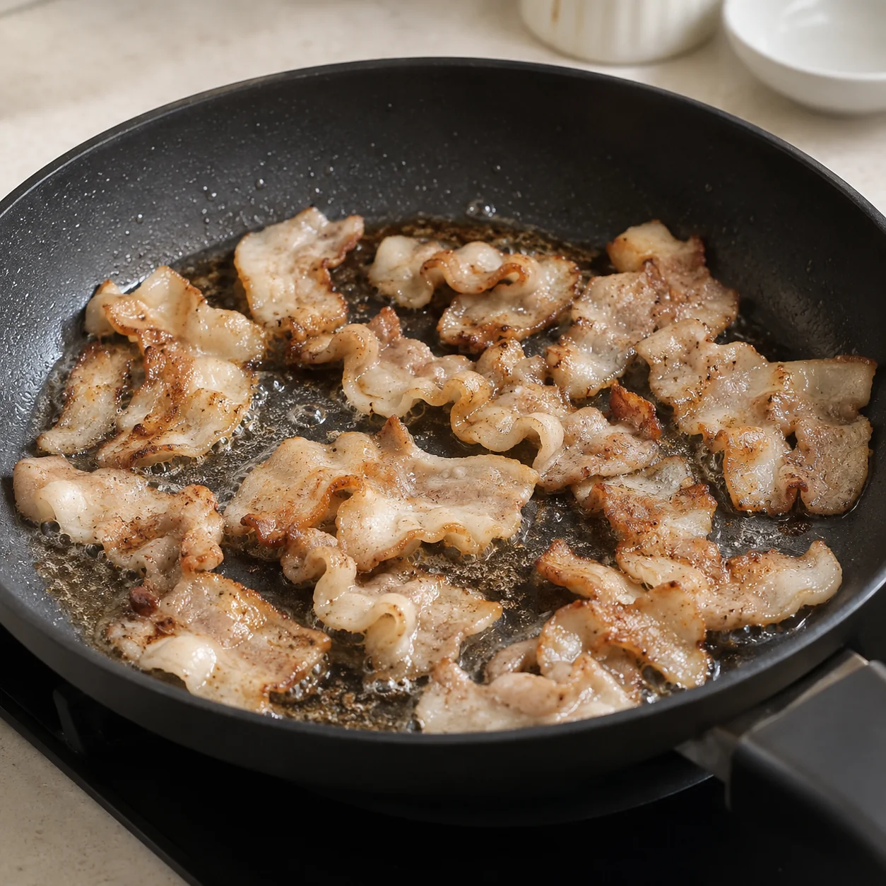 ขั้นตอน 2: วางหมูในกระทะนอนสติ๊กที่แห้งในชั้นเดียวโดยใช้ไฟร้อนปานกลาง ปรุงอาหารเป็นเวลา 3–4 นาที พลิกกลับและแยกชิ้นบางๆ จนกระทั่งสุกเต็มที่ โดยไม่มีส่วนดิบและขอบเป็นสีน้ำตาล ทำงานในกระทะกว้างแทนที่จะกองหมูไว้ในกอง