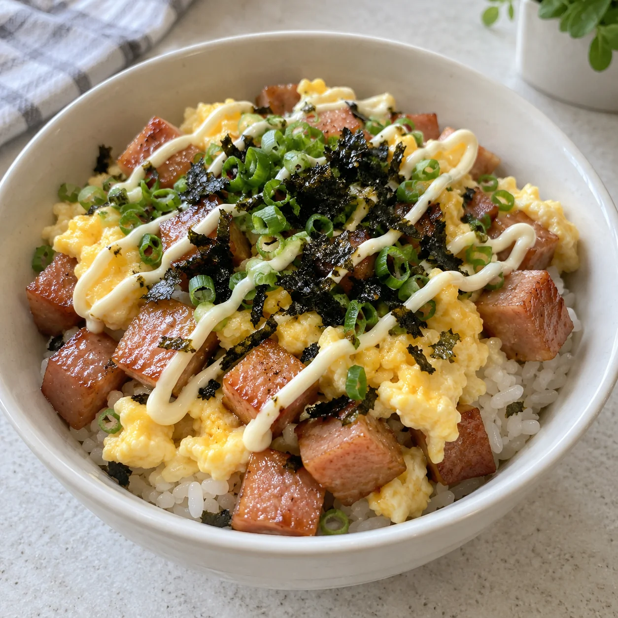 Arroz con fiambre enlatado y mayonesa