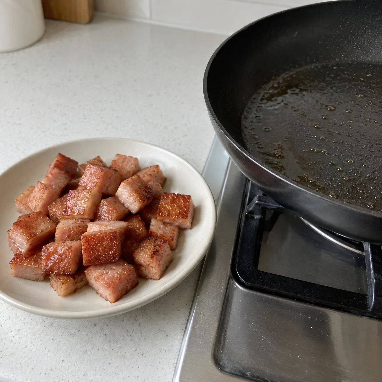 Paso 3: Transfiera la carne dorada a un plato limpio. Deje sólo una fina película de grasa en la sartén; Retire con cuidado el exceso de grasa. Agregue la cucharadita rasa de aceite neutro 1 medida solo si la sartén está seca.