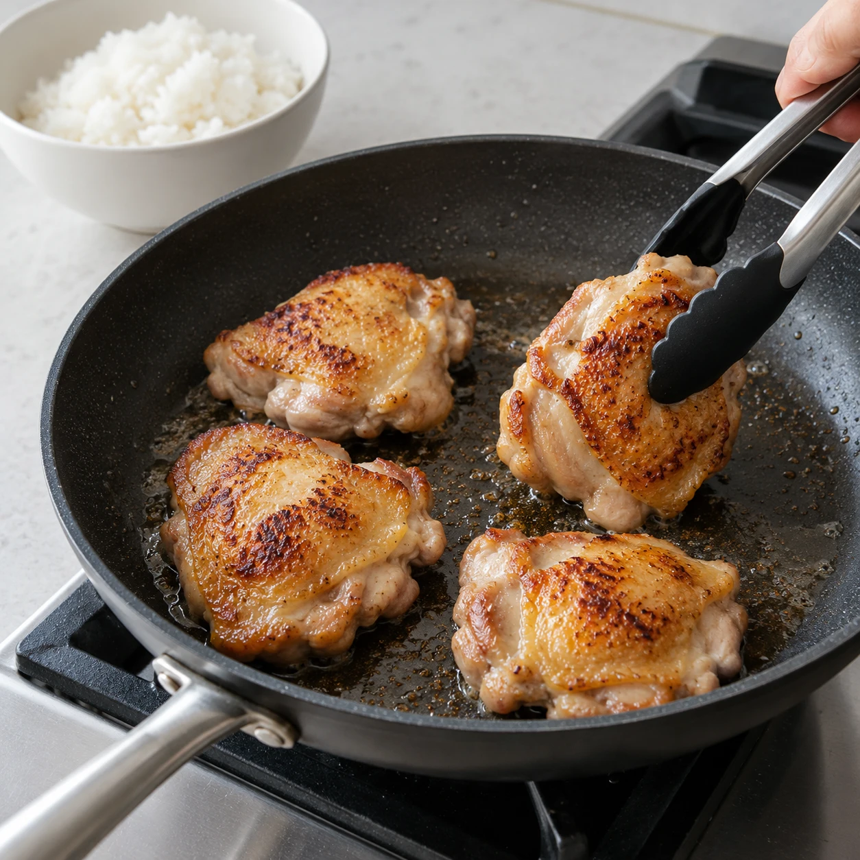 ขั้นตอน 3: อุ่นน้ำมันในกระทะนอนสติ๊กบนไฟร้อนปานกลาง ใส่ไก่ในชั้นเดียวแล้วปรุงเป็นเวลา 5-6 นาที จากนั้นกลับด้านและปรุงต่ออีก 4-5 นาที ปรับความร้อนเพื่อให้ด้านนอกเป็นสีน้ำตาลโดยไม่ไหม้เกรียม
